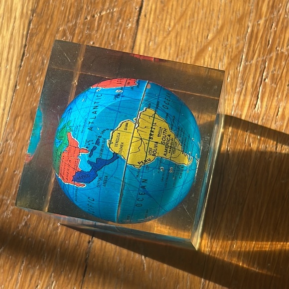 Small world globe in clear Resin - Picture 6 of 8